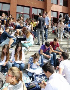 Alumnos a las puertas del aulario de Valladolid