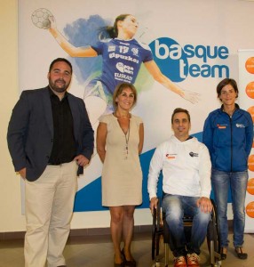 Jon Redondo, y la Directora de Relaciones Institucionales de Euskaltel, Nerea Lupardo, junto al jugador de tenis de mesa Iker Sastre y la triatleta Gurutze Frades