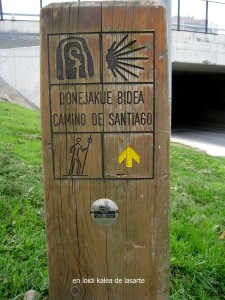 17066-lasarte-senal-del-camino-de-santiago-en-loidi-kalea-225x300