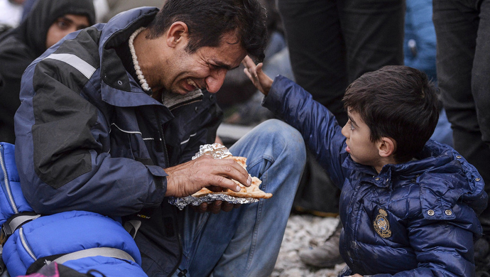 GRA400. GEVGELIJA (MACEDONIA), 10/10/2016.- Instantánea del fotógrafo macedonio de EPA Licovski titulada "Esperanza 2015", en la que un niño consuela a su padre desesperado en la huida desde Pakistán a Europa, por la que recibió hoy la medalla de bronce a la "Fotografía del Año" en los Premios Lead, galardones alemanes para medios escritos y digitales. EFE/Georgi Licovski