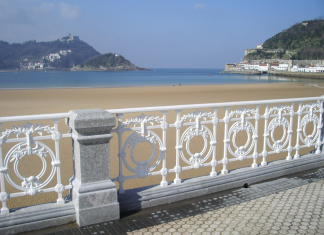 Donostiako hondartzetan erretzea debekatzearen eta gauetan maskotei bertan sartzen uztearen alde