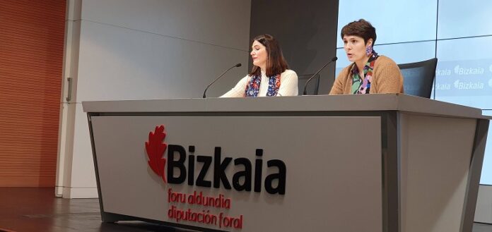 Arantza-Atutxa-y-Leixuri-Arrizabalaga-durante-la-rueda-de-prensa-