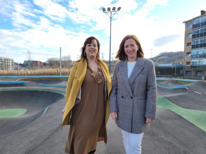 La-Diputada-de-Cultura-Cooperacion-Juventud-y-Deportes-Goizane-Alvarez-y-la-alcaldesa-de-Irun-Cristina-Laborda-en-el-Pump-Track-del-barrio-de-Ventas-1024x768-1