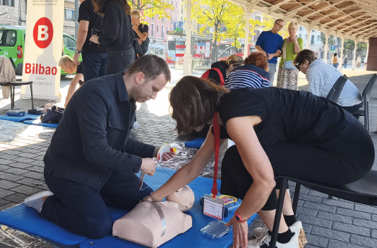 Demostración sobre técnicas de reanimación cardiopulmonar en Bilbao por el Día Mundial de la Parada Cardíaca