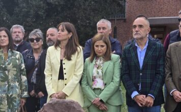 María Jesús San José Justizia eta Giza Eskubideen sailburua, Máximo Casadoren omenezko plaka desestalketan parte hartu du