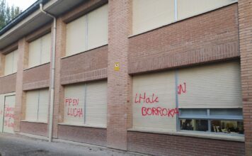 Hezkuntzak grebalarien piketeek Donibaneko IIko irakasle eta ikasleen aurka egindako erasoak eta mehatxu bortitzak salatu ditu Foruzaingoaren aurrean