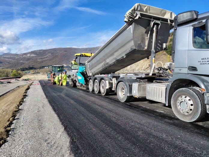 Imagen principal - Trabajos de asfaltado en el nuevo ramal de acceso a la A-15 en Izurdiaga