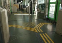 Euskotren instalará en los tranvías un modelo propio de suelo podotáctil que facilitará el viaje a personas con baja visión