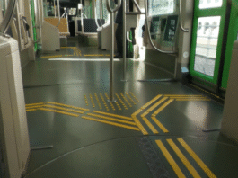 Euskotren instalará en los tranvías un modelo propio de suelo podotáctil que facilitará el viaje a personas con baja visión
