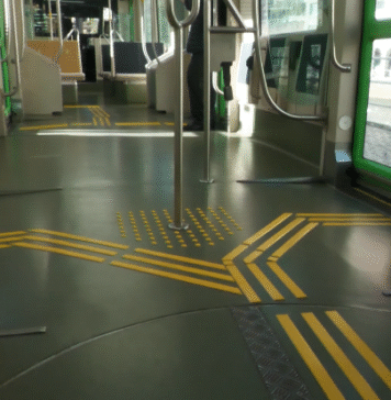 Euskotrenek zoru podotaktil modelo propioa diseinatu du eta tranbia guztietan instalatuko da ikusmen urriko pertsonen bidaia errazteko