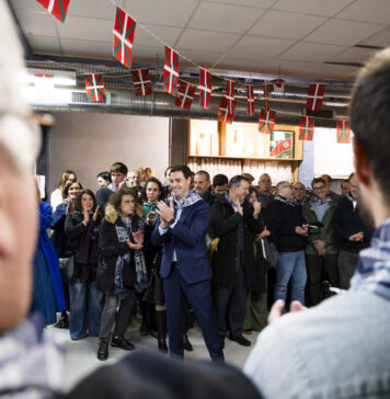 Imanol Pradales Lehendakaria eta lehen lehendakariorde eta Kultura eta Hizkuntza Politi-kako Ibone Bengoetxea sailburua, diasporarekin bildu dira Pariseko Eskual Etxean