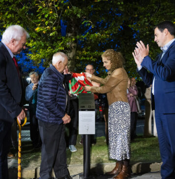 Lehendakaria Lauaxetaren omenezko ‘Harroa eta sendoa’ eskulturaren inaugurazioan izan da