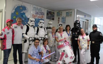 501 Legioak Izarretako Gerraren indarra helarazi die ospitaleratuta dauden haurrei