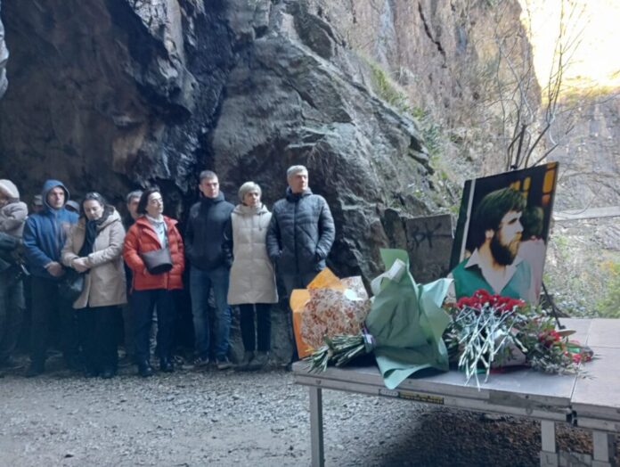 G7qGJE2XgAEg0Qs-1024x771-1