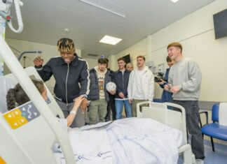 Gabonak direla-eta, Athletic Clubeko jokalariek bisita egin diete ospitaleratuta dauden haurrei