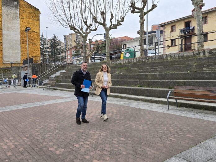 Jon Andoni Uria y Amaia del Campo en la zona de las gradas de Burtzeña donde ya han comenzado las obras 26-2-27