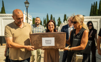 Alberto Alonso Gogora Institutuko zuzendariak familiari eman dizkio Ernesto Morales Casado kataluniar jatorriko lehen identifikatuaren gorpuzkiak, Urduñako espetxe frankistaren biktima