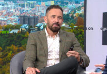 ETXEIN aurkeztu dute Mikel Torresek eta Denis Itxasok, etxebizitza publikoen onuradunei enplegu ibilbideetan integratzeko aukera emango dien proiektua
