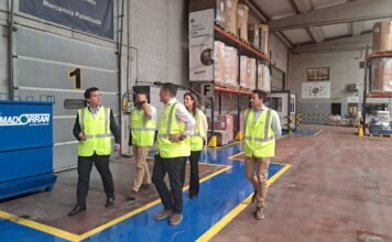 Irujo kontseilariak sektore logistikoaren eta trantsizio teknologikoaren etorkizuneko erronkak zeintzuk diren jakin du Transportes Madorrán enpresara egin duen bisitan