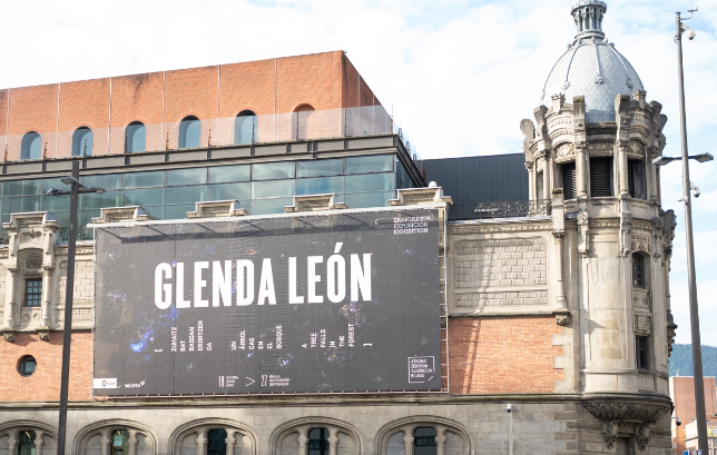 Bilbao-eus-InfoBilbao-Noticias-AZKUNA-ZENTROA-ALHONDIGA-BILBAO-INAUGURA-UN-ARBOL-CAE-EN-EL-BOSQUE-LA-PRIMERA-EXPOSICION-INDIVIDUAL-DE-LA-ARTISTA-GLENDA-LEON-EN-LA-VILLA-06-19-2026_09_51_AM