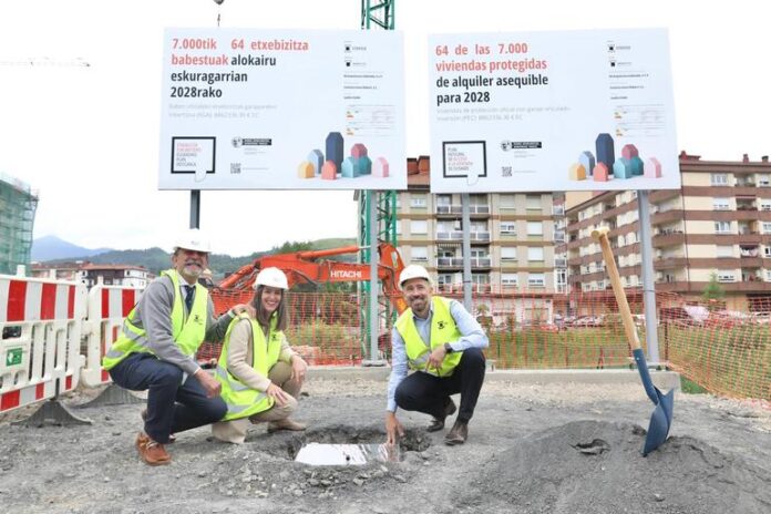 n770_Carlos_Quindos__director_general_de_Visesa__Ainize_Gastaka__alcaldesa_de_Llodio__y_Denis_Itxaso__consejero_de_Vivienda_y_Agenda_Urbana