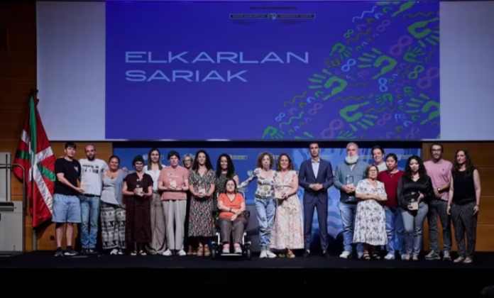 Asociación-GAUDE-Mutur-Beltz-Elkartea-Martin-Etxea-Elkartea-y-Zehar-Errefuxiatuekin-premiadas-en-Elkarlan-Sariak-07-02-2026_07_43_AM