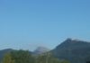 Un rayo provoca un incendio forestal en una zona escarpada del monte Aloña en Oñati