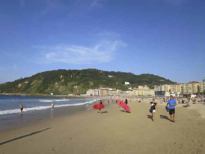 La-Zurriola-la-popular-playa-de-San-Sebastian-de-ambiente-surfero-09-12-2025_10_17_AM