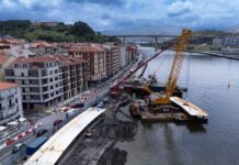 Culmina el montaje del primer tramo sobre el agua de la pasarela All Iron entre Barakaldo y Erandio