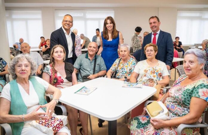 n770_El_viceconsejero__Juan_Carlos_Abascal__y_la_alcaldesa_Maider_Etxebarria__junto_a_los_mayores_del_centro