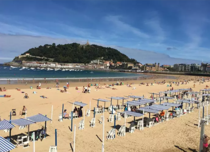 Ayuntamiento-de-San-Sebastian-asume-la-orden-de-Costas-para-eliminar-un-tercio-de-los-toldos-de-la-playa-de-La-Concha-03-19-2025_08_20_AM