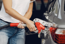 Llenar el depósito de diésel en Gipuzko cuesta 22 euros más y el de gasolina 12 euros más que el verano pasado
