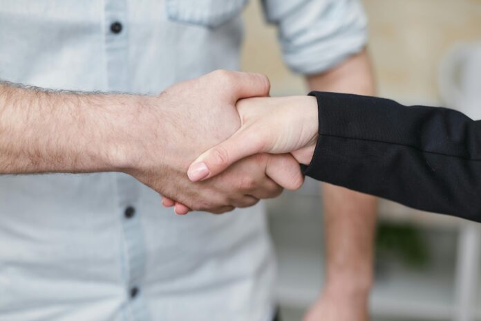 Dos personas se dan la mano (1)