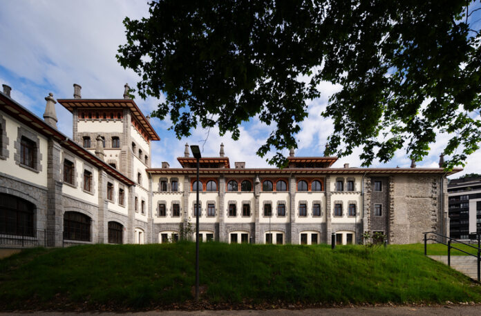 n770_Antiguo_convento_de_Azpeitia_reconvertido_en_apartamentos