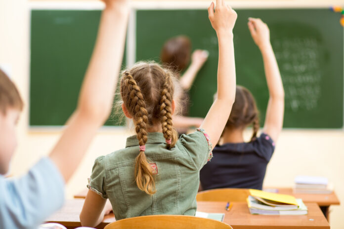 Fotolia_52947996_ninos-colegio-aula-hiperactividad-696x464-1
