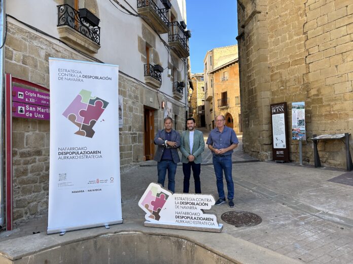 Imagen principal - El director general junto al alcalde de San Martín de Unx