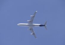 Esnaola kontseilariak Bartzelonarako eta Sevillarako aire-ibilbide berriek turismo- eta industria-balio handia dutela azpimarratu du, besteak beste, Bartzelonakoa, Estatuko eta nazioarteko 44 konexio baititu