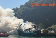 Activada la alerta por contaminación marina tras el incendio y semihundimiento de un pesquero en Orio