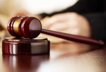 La Audiencia de Gipuzkoa reduce las penas por las coacciones a dos policías en las txosnas en Beasain al calificar los hechos como tentativa