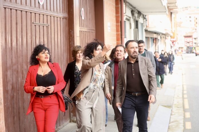 n770_El_consejero_y_la_alcaldesa_de_Bermeo__izquierda___caminan_por_una_calle_del_municipio_mientras_observan_la_ubicacion_de_las_futuras_viviendas