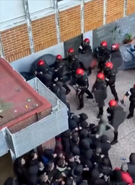 Dos-detenidos-durante-la-protesta-contra-el-desahucio-de-una-familia-en-Vitoria-Gasteiz-Video-personalizado-10-23-2026_11_54_AM