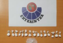 La Ertzaintza detiene en Bergara a un hombre de origen magrebí que portaba dosis de cocaína y hachís para su venta